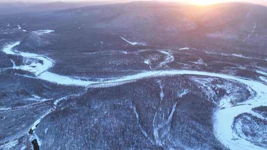 大兴安岭冬日清晨林海雪原河湾