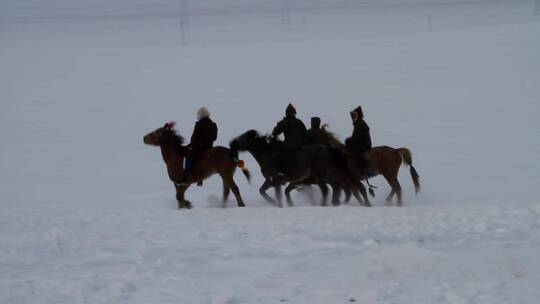 布里亚特牧民骑马在雪原的风雪中视频素材模板下载