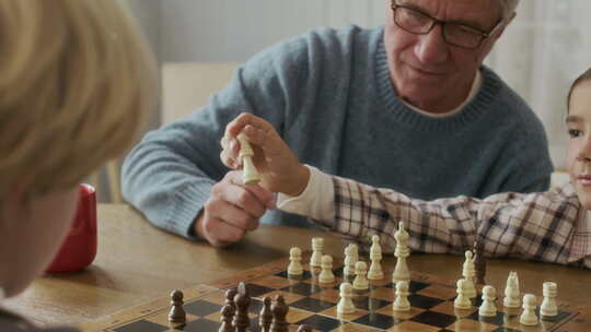 祖父和孙子们在象棋游戏中建立联系