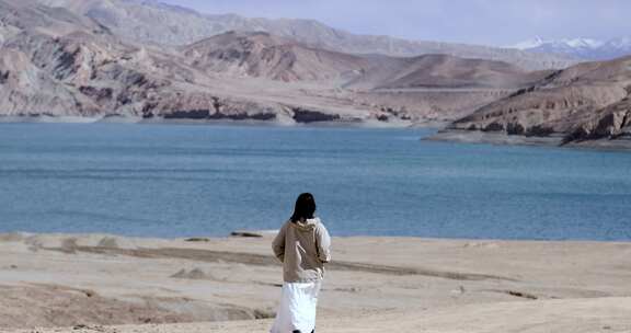 年轻女子在户外徒步旅行唯美慢镜