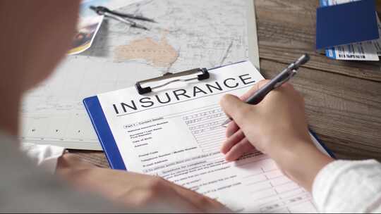 旅游保险，保险代理人填写文件表格旅游保险