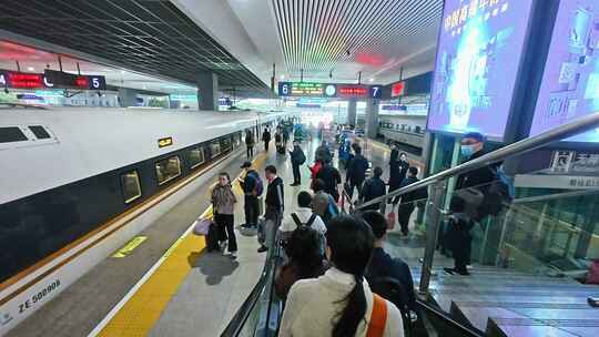 火车站台乘客上下车场景