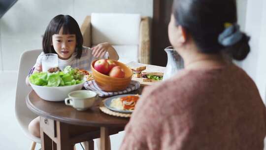 女人用杯子喝牛奶