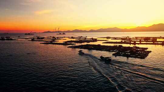 夕阳下的海边捕鱼船回港