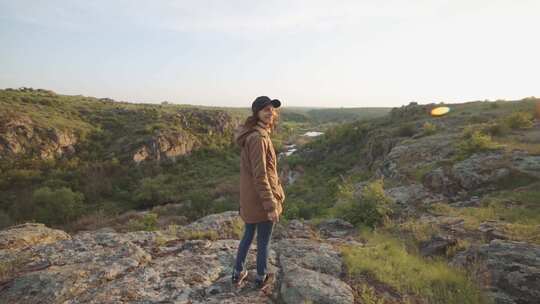 一个年轻的女旅行者在峡谷的山上散步