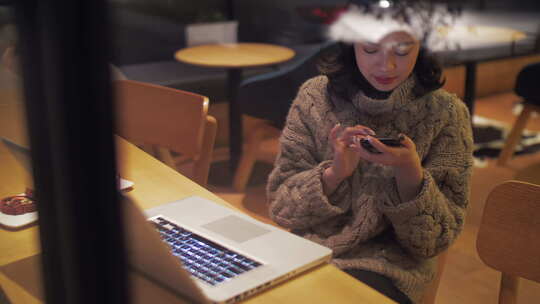 城市白领夜晚咖啡馆办公用电脑看手机