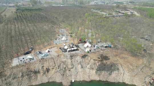 航拍春天湖边的露营地空中拉进特写视频素材模板下载