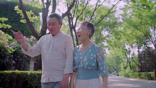 幸福的老年夫妇在小区内散步视频素材模板下载