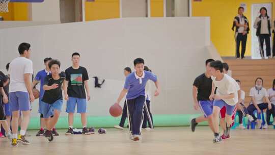 学校里学生的日常学习生活