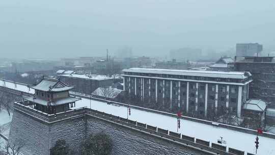 航拍陕西省西安市正在下雪的西安城墙雪景