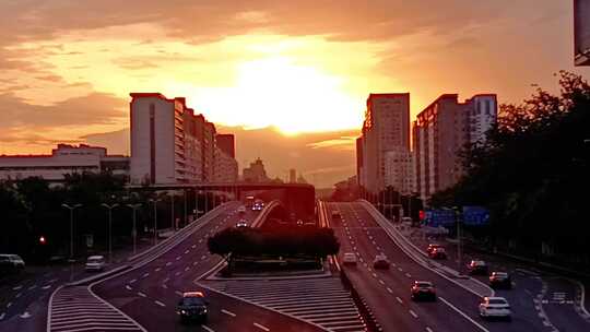 北京长安街立交桥傍晚夕阳下的车流