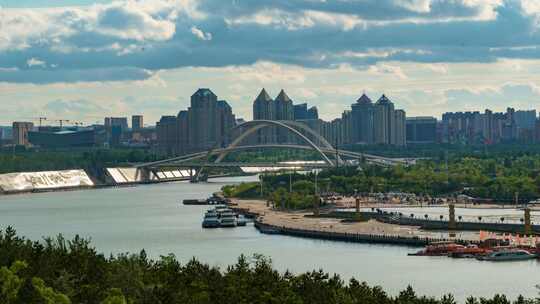 独特建筑的城市河流风景