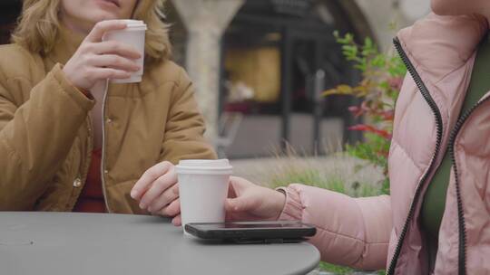 女人在咖啡馆喝咖啡视频素材模板下载