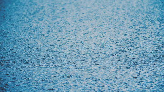 雨滴落在水上大雨落在水上