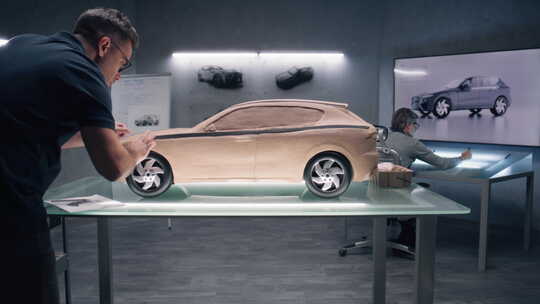 汽车设计师正在设计汽车模型