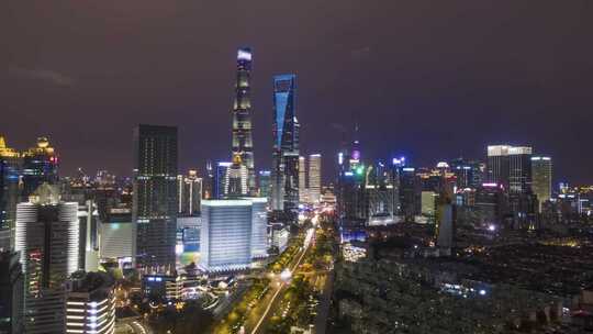 夜晚的上海市。陆家嘴区和发光的天际线。中