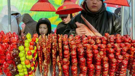 集市早市大集北方冬季新年糖葫芦冰糖葫芦