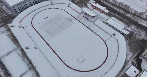 俯拍雪地冰场全景 有人在冰面活动