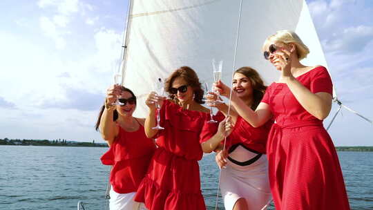 四个漂亮的女人在帆船上开派对