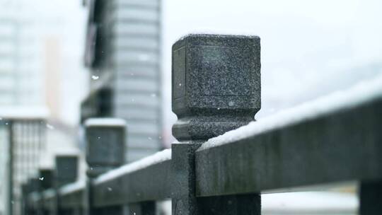 雪中的护栏空镜视频素材