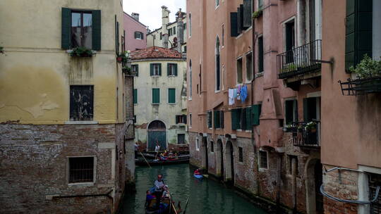 威尼斯居民们划着小船出行