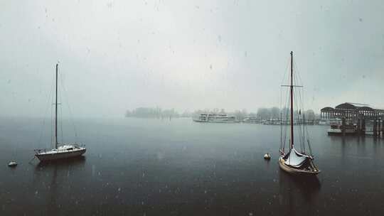 意大利马焦雷湖和抛锚的帆船和渡轮上降雪