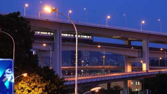 重庆菜园坝立交夜景 地铁穿桥