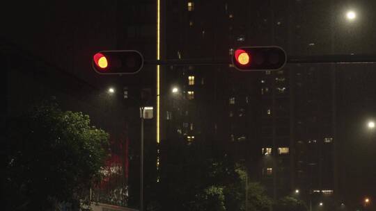 暴雨天气里的红绿灯