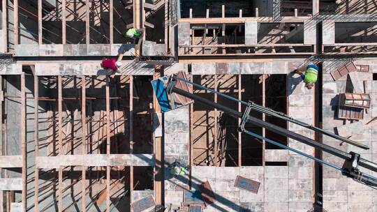 建筑地盘上正在进行的钢筋绑扎鸟瞰图