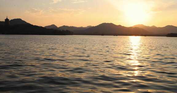 夕阳下的杭州西湖雷峰塔