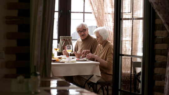60多岁的高加索夫妇早餐时进行情感对话