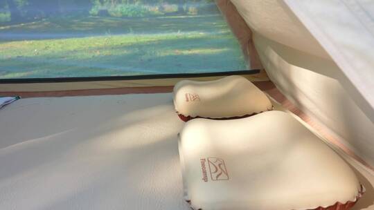 户外露营自动充气枕头靠枕视频素材模板下载