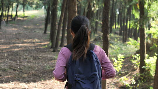 亚洲中国人女性森林树林旅游拿望远镜看风景