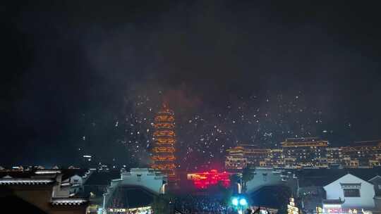 古塔上空绚烂烟花绽放的夜景 芜湖鸠兹古镇