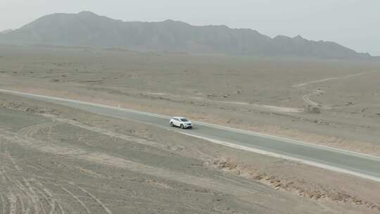 汽车穿越无人区在笔直沙漠公路行驶