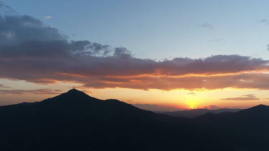 夕阳晚霞下的山川大地