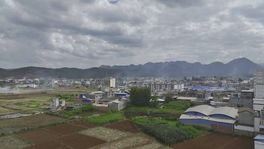 航拍炊烟袅袅山村