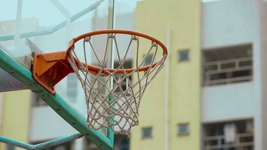 中学生视频体育课篮球场上学生练习篮球投篮