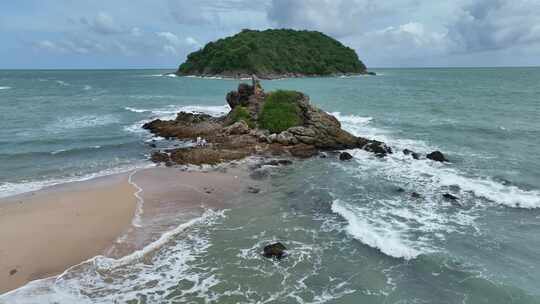 航拍泰国普吉岛拉威奈汉海滩夏季海滨风光