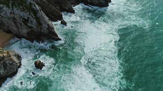 大西洋海岸的海浪和岩石