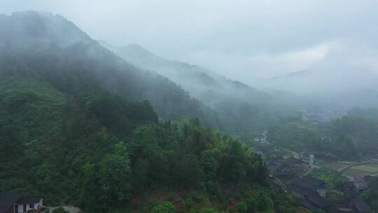 航拍烟雨缥缈的山村