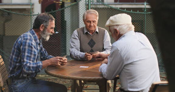 老年人们聚在一起打牌