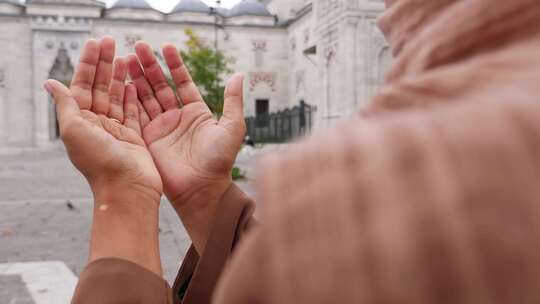 戴头巾的穆斯林年轻女子在清真寺祈祷视频素材模板下载