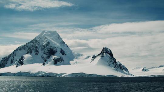 海面巨大冰山航拍视频素材模板下载