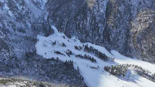 冬季山林中的滑雪道全景俯瞰