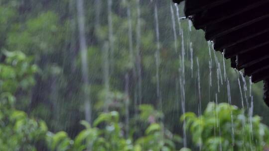 阴天瓦沿雨水滴落屋檐雨水降雨