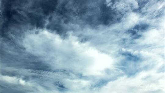在深蓝色天空的衬托下，云层层层叠叠