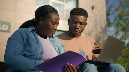 两个非裔美国朋友学生讨论谈话教育项目高中视频素材模板下载