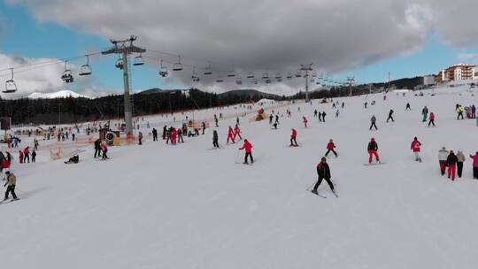 飞过雪山中的滑雪者