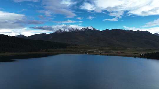 四川甘孜巴塘措普沟风景区措普湖雪山风光